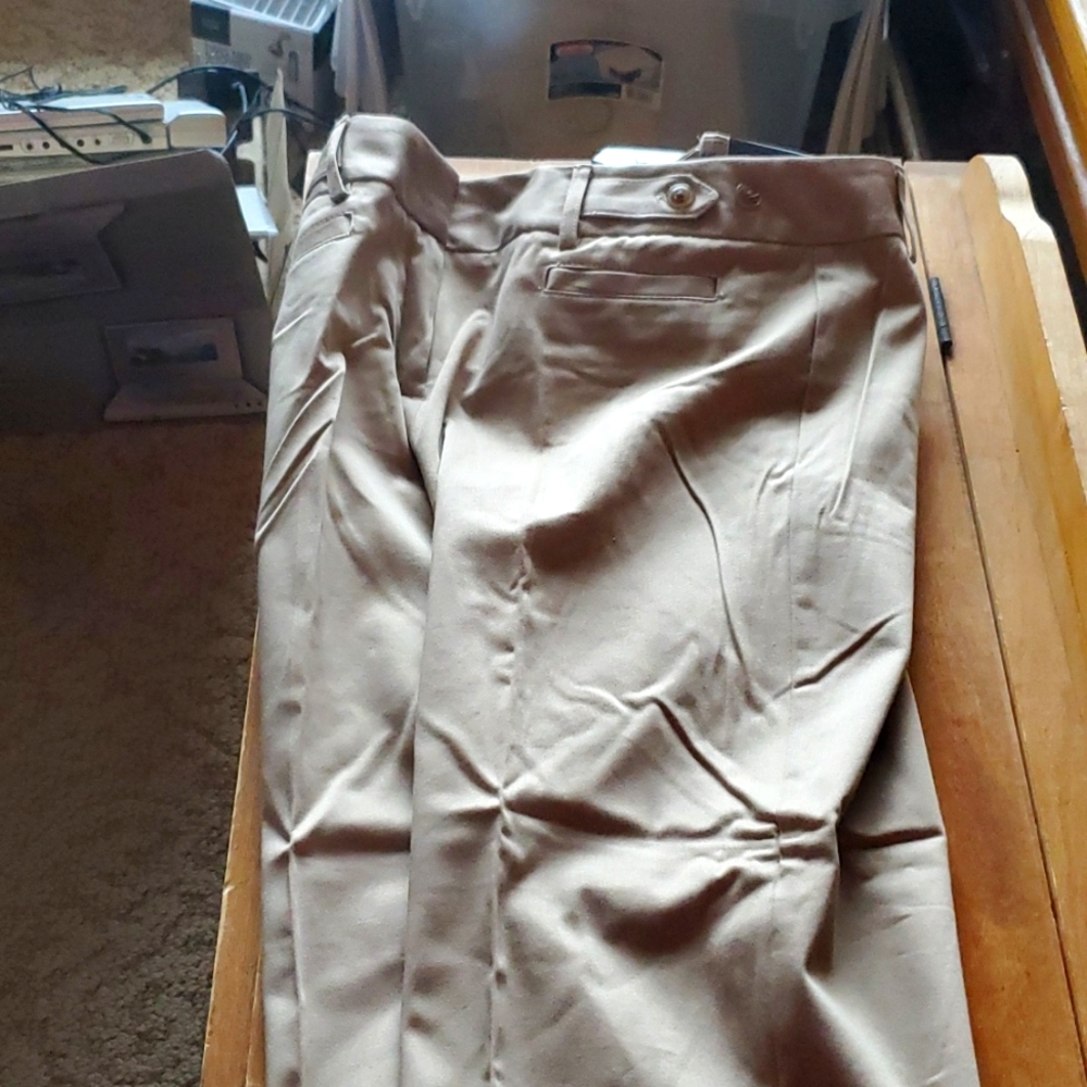 Never worn Size 6 Khaki  Capri adjustable  waist